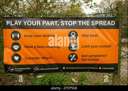 Aylesbury, Buckinghamshire, Großbritannien. März 2021, 27th. Ein lebendiger Spiel deine Rolle, Stoppen Sie das Spread Covid-19 Banner. Am letzten Wochenende, bevor einige der Covid-19 Lockdown-Maßnahmen gelockert werden, gibt es noch viele Erinnerungen an das letzte Jahr der Coronavirus-Pandemie. Einige der Covid-19-Sperrbeschränkungen werden am Montag nächste Woche aufgehoben, was viele alarmiert, da sie befürchten, dass die Zahl der Covid-19-Fälle aufgrund der Regel von sechs Rückfällen wieder steigen wird. Quelle: Maureen McLean/Alamy Live News Stockfoto