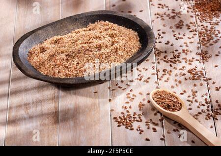 Ganze und zerkleinerte Leinsamen - Linum usitatissimum Stockfoto
