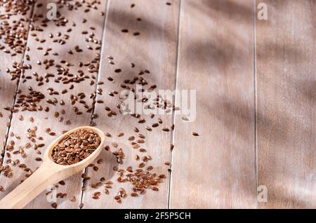 Linum usitatissimum - ganze und zerkleinerte Leinsamen Stockfoto