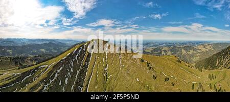 180 Panoramablick vom Hochgrat bei Oberstaufen auf dem Gelchenwanger Kopf, Rindalphorn (Bayern, Bayern, Deutschland) auf die alpen in Tirol, Stockfoto