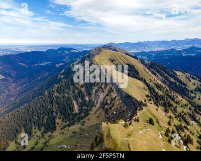 Blick vom Hochgrat bei Oberstaufen auf dem Gelchenwanger Kopf, Rindalphorn (Bayern, Bayern, Deutschland) auf die alpen in Tirol, Österreich. Peap Stockfoto