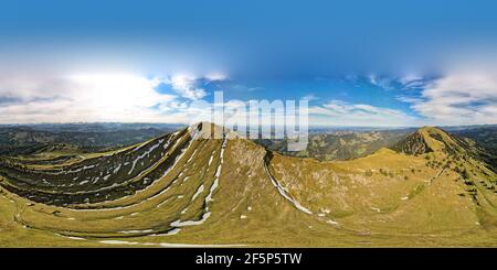 360 Panoramablick vom Hochgrat bei Oberstaufen auf dem Gelchenwanger Kopf, Rindalphorn (Bayern, Bayern, Deutschland) auf die alpen in Tirol, Stockfoto