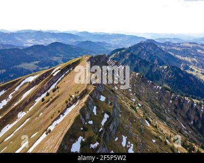 Blick vom Hochgrat bei Oberstaufen auf dem Gelchenwanger Kopf, Rindalphorn (Bayern, Bayern, Deutschland) auf die alpen in Tirol, Österreich. Peap Stockfoto