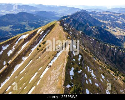 Blick vom Hochgrat bei Oberstaufen auf dem Gelchenwanger Kopf, Rindalphorn (Bayern, Bayern, Deutschland) auf die alpen in Tirol, Österreich. Peap Stockfoto