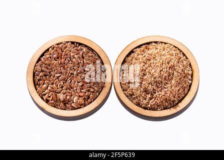 Ganze und zerkleinerte Leinsamen - Linum usitatissimum Stockfoto