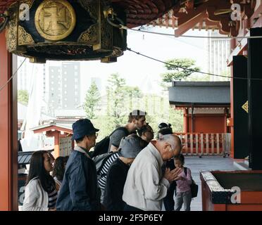 Asakusa, Tokyo, Japan - Menschen beten in Senso-ji, dem ältesten und einem der bedeutendsten buddhistischen Tempel in Tokio. Stockfoto