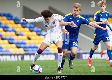 LONDON, GROSSBRITANNIEN. MÄRZ 27th Shaun McWilliams von AFC Wimbledon und Jaakko Oksanen von AFC Wimbledon kämpfen um den Ball während der Sky Bet League 1 Spiel zwischen AFC Wimbledon und Northampton Town in der Plough Lane, Wimbledon am Samstag, 27th. März 2021. (Quelle: Federico Maranesi) Quelle: MI News & Sport /Alamy Live News Stockfoto