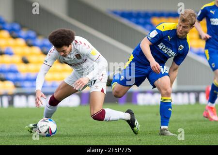 LONDON, GROSSBRITANNIEN. MÄRZ 27th Shaun McWilliams von AFC Wimbledon und Jaakko Oksanen von AFC Wimbledon kämpfen um den Ball während der Sky Bet League 1 Spiel zwischen AFC Wimbledon und Northampton Town in der Plough Lane, Wimbledon am Samstag, 27th. März 2021. (Quelle: Federico Maranesi) Quelle: MI News & Sport /Alamy Live News Stockfoto