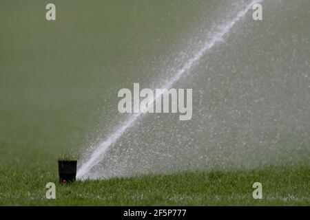 Wigan, Großbritannien. März 2021, 27th. Ein Sprinkler ist am 3/27/2021 bei Wigan Athletic in Wigan, Großbritannien, in Betrieb. (Foto von Simon Whitehead/News Images/Sipa USA) Quelle: SIPA USA/Alamy Live News Stockfoto