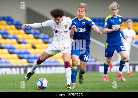 LONDON, GROSSBRITANNIEN. MÄRZ 27th Shaun McWilliams von AFC Wimbledon und Jaakko Oksanen von AFC Wimbledon kämpfen um den Ball während der Sky Bet League 1 Spiel zwischen AFC Wimbledon und Northampton Town in der Plough Lane, Wimbledon am Samstag, 27th. März 2021. (Quelle: Federico Maranesi) Quelle: MI News & Sport /Alamy Live News Stockfoto