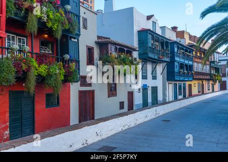 Traditionelle Häuser mit Holzbalkonen in Santa Cruz de la Palma, Kanarische Inseln, Spanien. Stockfoto