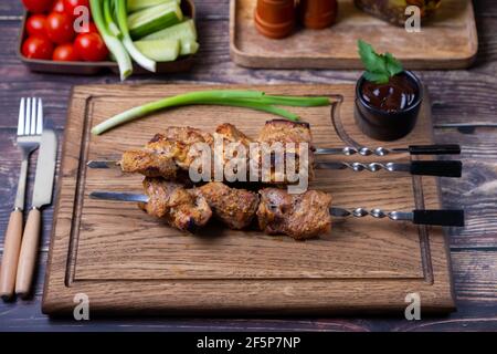 Traditionelle russische Schaschlik auf Spieße mit Gemüse. Gegrilltes Schweinefleisch (Shish Kebab). Nahaufnahme. Stockfoto