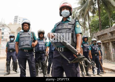 Dhaka, Bangladesch. März 2021, 27th. Die bangladeschische Polizei steht Wache vor dem National Press Club in Dhaka, Bangladesch, 27. März 2021. Bhasani Anusari Parishatte die Kundgebung vor dem Jatiya Press Club organisiert, der gegen die Angriffe auf Protestprogramme gegen Modi, den Premierminister von Indien, am Freitag protestierte. Später sperrte die Polizei mindestens fünf Personen von der Stelle aus ein. Quelle: Suvra Kanti das/ZUMA Wire/Alamy Live News Stockfoto