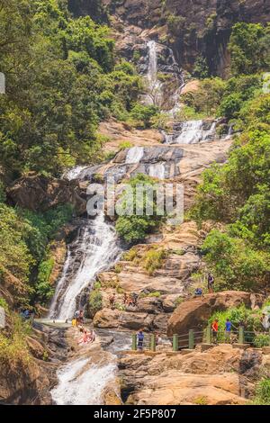Ella, Sri Lanka - März 24 219: Touristen genießen einen Besuch und ein Bad am Wasserfall Ravana Falls in Ella, Sri Lanka an einem sonnigen Tag. Stockfoto