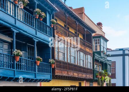 Traditionelle Häuser mit Holzbalkonen in Santa Cruz de la Palma, Kanarische Inseln, Spanien. Stockfoto