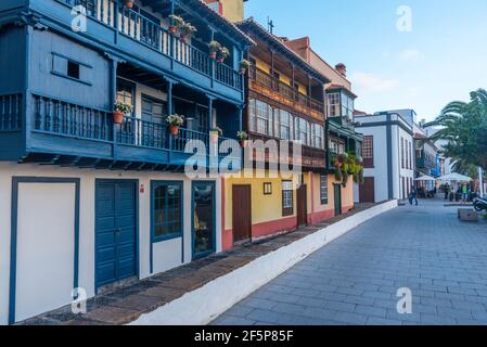 Traditionelle Häuser mit Holzbalkonen in Santa Cruz de la Palma, Kanarische Inseln, Spanien. Stockfoto