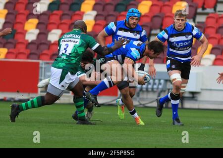 Brentford, England. 27. März 2021. Juan Schoeman von Bath während des Spiels der Gallagher Premiership zwischen London Irish und Bath im Brentford Community Stadium. Kredit: Richard Perriman/Alamy Live Nachrichten Stockfoto