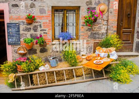 Rustikales Ambiente mit traditionellen landwirtschaftlichen Werkzeugen und typisch toskanischer Küche, italienische Landschaft Stockfoto