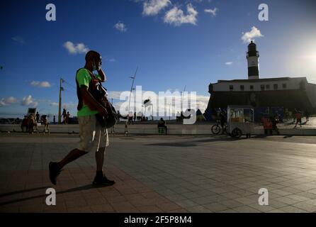 salvador, bahia, brasilien - 12. februar 2021: Menschen werden neben Farol da Barra in Salvador gesehen. Der Ort ist einer der Karnevalskreise der Stadt. Stockfoto