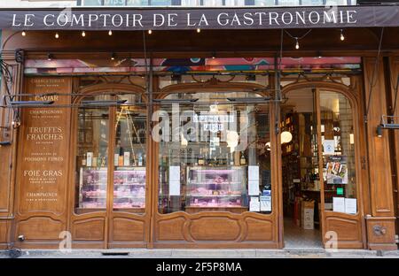 Das im Pariser Viertel 2nd in der Rue Montmartre gelegene Le Comptoir de la Gastronomie bietet Spezialitäten aus dem Südwesten Frankreichs. Stockfoto