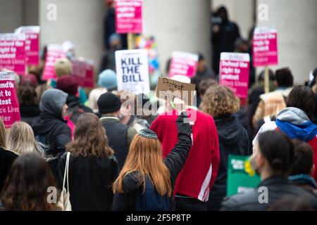 MANCHESTER, Großbritannien der Protest "Kill the Bill" auf dem Petersplatz im Stadtzentrum von Manchester am Samstag, 27th. März 2021. (Kredit: Pat Scaasi - MI Nachrichten) Kredit: MI Nachrichten & Sport /Alamy Live Nachrichten Stockfoto