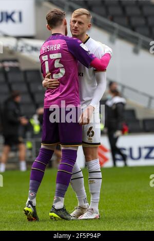 MILTON KEYNES, GROSSBRITANNIEN. MÄRZ 27th: Milton Keynes Dons Torwart Andy Fisher und Milton Keynes Doncaster Harry Darling vor dem Sky Bet League 1 Spiel zwischen MK Doncaster Rovers und MK Doncaster Rovers im Stadium MK, Milton Keynes am Samstag, 27th. März 2021. (Kredit: John Cripps - MI News) Kredit: MI Nachrichten & Sport /Alamy Live Nachrichten Stockfoto