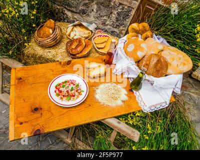 Rustikales Holzbrett voller typisch toskanischer Küche, italienische Landschaft Stockfoto