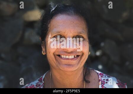Ella, Sri Lanka - März 23 2019: Nahaufnahme eines Straßenportraits einer fröhlichen, lächelnden, einheimischen Sri-lankischen Frau im Dorf Ella, Sri Lanka. Stockfoto