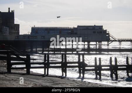 Bild aufgenommen am Freitag, 27th 2021. März, dem letzten Tag der Sperre. Vom 27th. März 2021 Welsh Einwohner wurden erlaubt / erlaubt, überall in Wales als Aufenthalt Local reisen, und vor diesem Aufenthalt zu Hause Regeln wurden verschrottet. Nach draußen, im Freien, wurde als eine gute Möglichkeit zur Verbesserung der psychischen Gesundheit während Lockdown gesehen. Irische See, Wasser, Aberystwyth, Cardigan Bay, Student, Universität, Küste, Küste, Stadt, in,Ceredigion, Großbritannien, West, Wales, Mid, Großbritannien, Großbritannien, Großbritannien, Großbritannien, Großbritannien Stockfoto