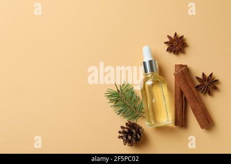 Aromatherapie-Konzept mit Kiefernöl auf beigem Hintergrund Stockfoto