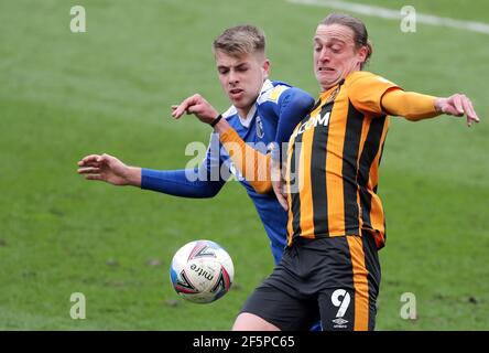 Gillinghams Jack Tucker (links) und Hull Citys Tom Eaves kämpfen während des Sky Bet League One Matches im KCOM Stadium, Kingston upon Hull, um den Ball. Bilddatum: Samstag, 27. März 2021. Stockfoto