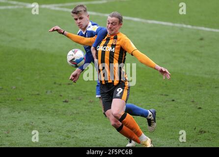 Gillinghams Jack Tucker (links) und Hull Citys Tom Eaves kämpfen während des Sky Bet League One Matches im KCOM Stadium, Kingston upon Hull, um den Ball. Bilddatum: Samstag, 27. März 2021. Stockfoto