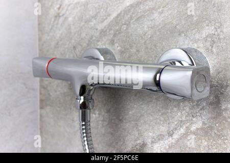 Duschmixer Für Die Badewanne. Detail der Dusche Mixer Wasserhahn, verchromt Metall Wasserhahn für das Badezimmer Stockfoto