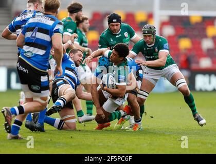 London, Großbritannien. März 2021, 27th. Brentford Community Stadium, London, Großbritannien. März 2021, 27th. Gallagher Premiership Rugby, London Irish gegen Bath; Ben Loader von London Irish wird von Zach Mercer von Bath in Angriff genommen Kredit: Action Plus Sport/Alamy Live Nachrichten Kredit: Action Plus Sports Images/Alamy Live Nachrichten Stockfoto