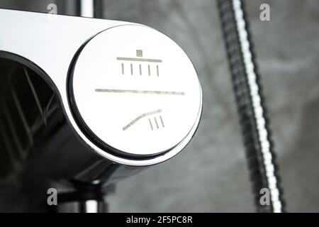 Detail der Dusche Mixer Wasserhahn. Bad Mischbatterie Nahaufnahme. Duschpaneel. Stockfoto