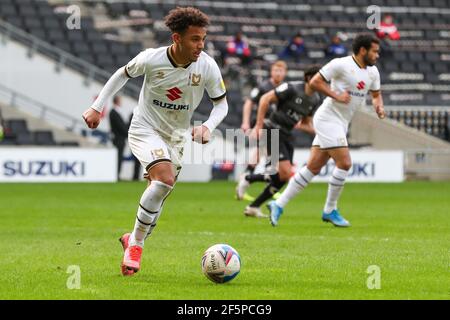 MILTON KEYNES, GROSSBRITANNIEN. MÄRZ 27th: Milton Keynes Dons Matthew Sorinola während der ersten Hälfte des Sky Bet League 1-Spiels zwischen MK Doncaster und Doncaster Rovers im Stadium MK, Milton Keynes am Samstag, 27th. März 2021. (Kredit: John Cripps - MI News) Kredit: MI Nachrichten & Sport /Alamy Live Nachrichten Stockfoto