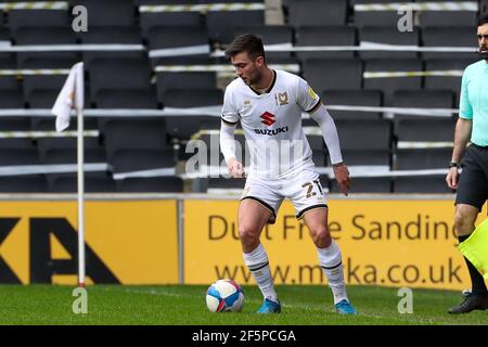 MILTON KEYNES, GROSSBRITANNIEN. MÄRZ 27th: Milton Keynes Dons Daniel Harvie während der ersten Hälfte des Sky Bet League 1-Spiels zwischen MK Doncaster Rovers und MK Doncaster Rovers im Stadium MK, Milton Keynes am Samstag, den 27th. März 2021. (Kredit: John Cripps - MI News) Kredit: MI Nachrichten & Sport /Alamy Live Nachrichten Stockfoto