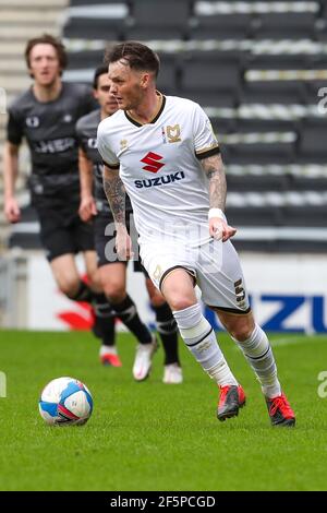 MILTON KEYNES, GROSSBRITANNIEN. MÄRZ 27th: Milton Keynes Dons Josh McEachran während der ersten Hälfte des Sky Bet League 1-Spiels zwischen MK Doncaster und Doncaster Rovers im Stadium MK, Milton Keynes am Samstag, 27th. März 2021. (Kredit: John Cripps - MI News) Kredit: MI Nachrichten & Sport /Alamy Live Nachrichten Stockfoto