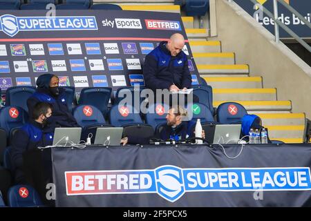 Richard Agar Head Coach von Leeds Rhinos Notizen während des Spiels in, am 3/27/2021. (Foto von Mark Cosgrove/News Images/Sipa USA) Quelle: SIPA USA/Alamy Live News Stockfoto