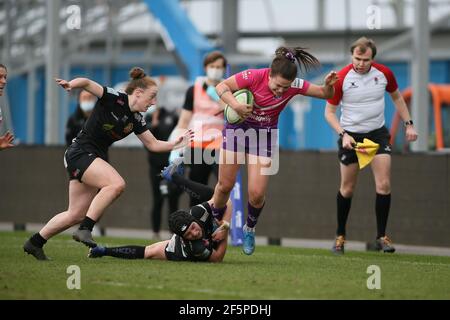 Exeter, Großbritannien. März 2021, 27th. Tackle während des Spiels der Allianz Premier 15 zwischen Exeter Chiefs und Loughborough Lightning im Sandy Park in Exeter, England Credit: SPP Sport Press Foto. /Alamy Live Nachrichten Stockfoto