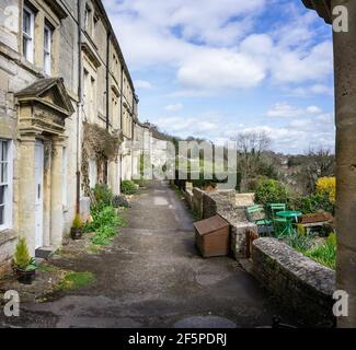 Reihe von Reihenhäusern auf einem Hügel mit Blick auf Bradford auf Avon mit toskanischen Türen aus dem 18th. Jahrhundert - Tory, Bradford auf Avon, Wiltshire, Stockfoto