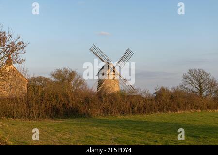 Blick auf die Stembridge Mill in High Ham in Somerset.die letzte verbleibende Strohwindmühle in Somerset. Stockfoto