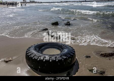 Gaza-Stadt, Der Gazastreifen, Palästina. März 2021, 27th. Kinder spielen am Strand von Gaza City. Kredit: Mahmoud Issa/Quds Net Nachrichten/ZUMA Wire/Alamy Live Nachrichten Stockfoto