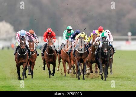 Royal Commando mit Kieran Shoemark (rechts, grün/weiß) gewinnt die Unibet Cammidge Trophy Stakes auf der Doncaster Racecourse. Bilddatum: Samstag, 27. März 2021. Stockfoto