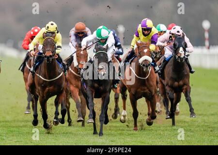 Royal Commando mit Kieran Shoemark (Mitte, grün/weiß) gewinnt die Unibet Cammidge Trophy Stakes auf der Doncaster Racecourse. Bilddatum: Samstag, 27. März 2021. Stockfoto