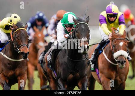 Royal Commando mit Kieran Shoemark (Mitte, grün/weiß) gewinnt die Unibet Cammidge Trophy Stakes auf der Doncaster Racecourse. Bilddatum: Samstag, 27. März 2021. Stockfoto