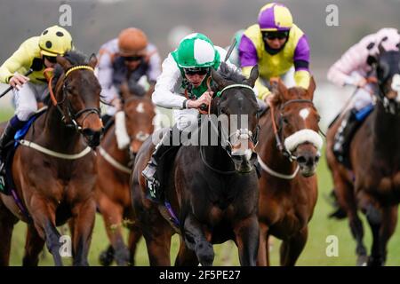 Royal Commando mit Kieran Shoemark (Mitte, grün/weiß) gewinnt die Unibet Cammidge Trophy Stakes auf der Doncaster Racecourse. Bilddatum: Samstag, 27. März 2021. Stockfoto