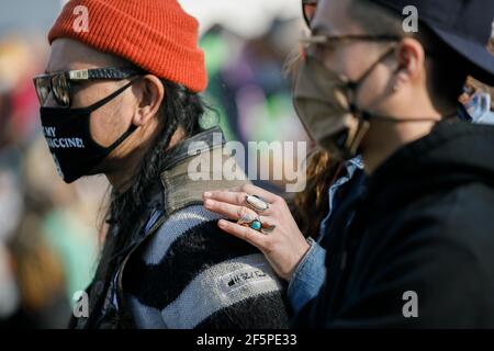 Portland, USA. März 2021, 26th. Fast tausend Menschen versammelten sich am 26. März 2021 im Südosten von Portland, Oregon, um sich nach dem Massenmord in Atlanta, Georgia, gegen Gewalt und ethnischen Hass gegen Asiaten zu versammeln. (Foto: John Rudoff/Sipa USA) Quelle: SIPA USA/Alamy Live News Stockfoto