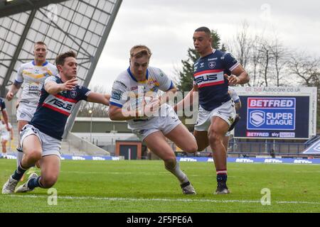 Leeds, Großbritannien. März 2021, 27th. Liam Sutcliffe (15) von Leeds Rhinos geht am 3/27/2021 in Leeds, Großbritannien, für ihren 2nd Versuch rüber. (Foto von Richard Long/News Images/Sipa USA) Quelle: SIPA USA/Alamy Live News Stockfoto