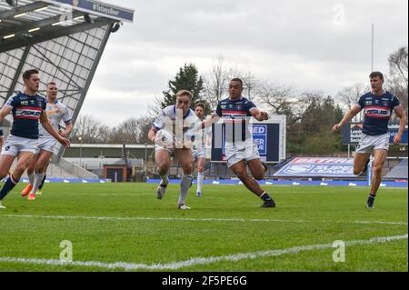 Leeds, Großbritannien. März 2021, 27th. Liam Sutcliffe (15) von Leeds Rhinos geht am 3/27/2021 in Leeds, Großbritannien, für ihren 2nd Versuch rüber. (Foto von Richard Long/News Images/Sipa USA) Quelle: SIPA USA/Alamy Live News Stockfoto